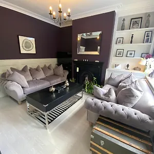 Holiday home Interior Designed 4 Bed House With Stocked Bar & Gym Sleeps Minimum 7, Horsforth